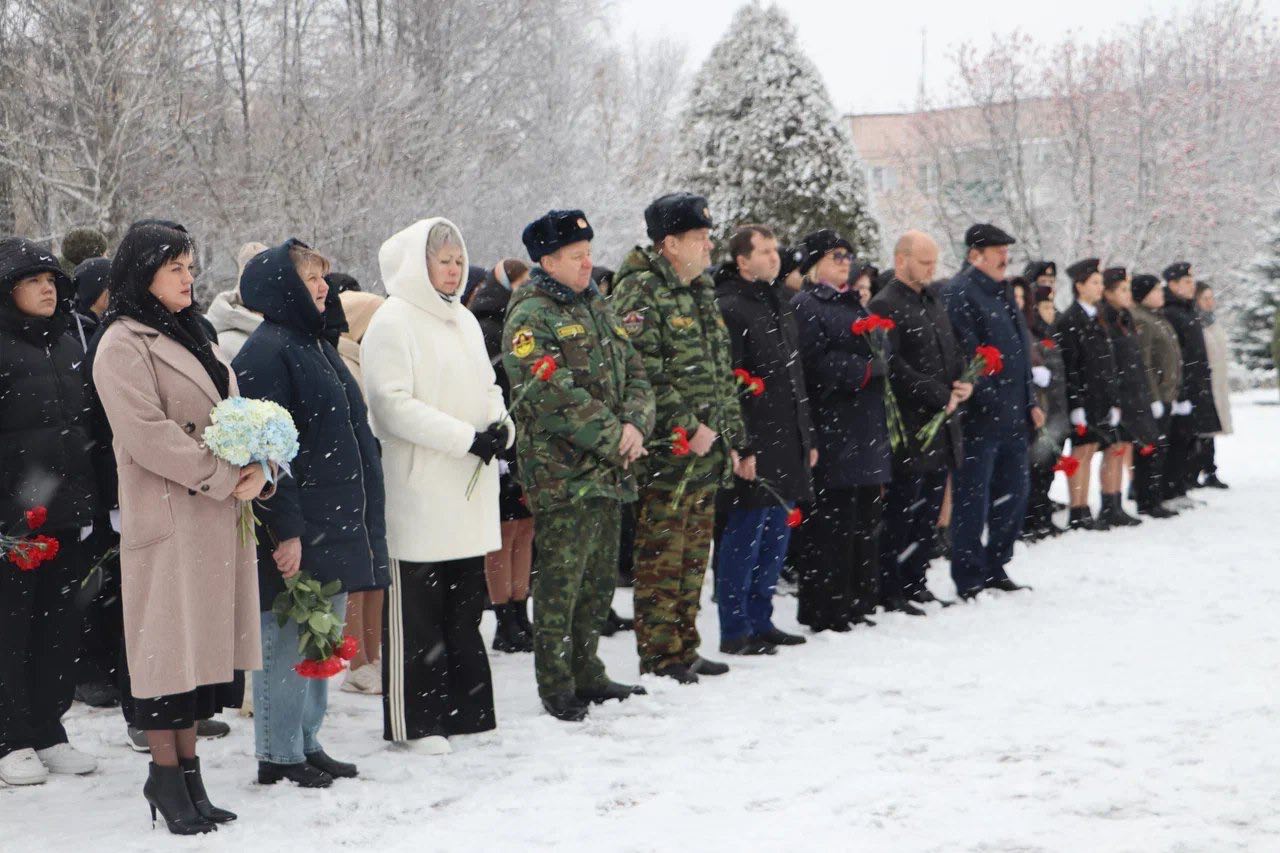 10 декабря в МБОУ СОШ с. Красное прошло торжественное открытие мемориальной доски в память об ученике Александре Николаевиче Сазонове